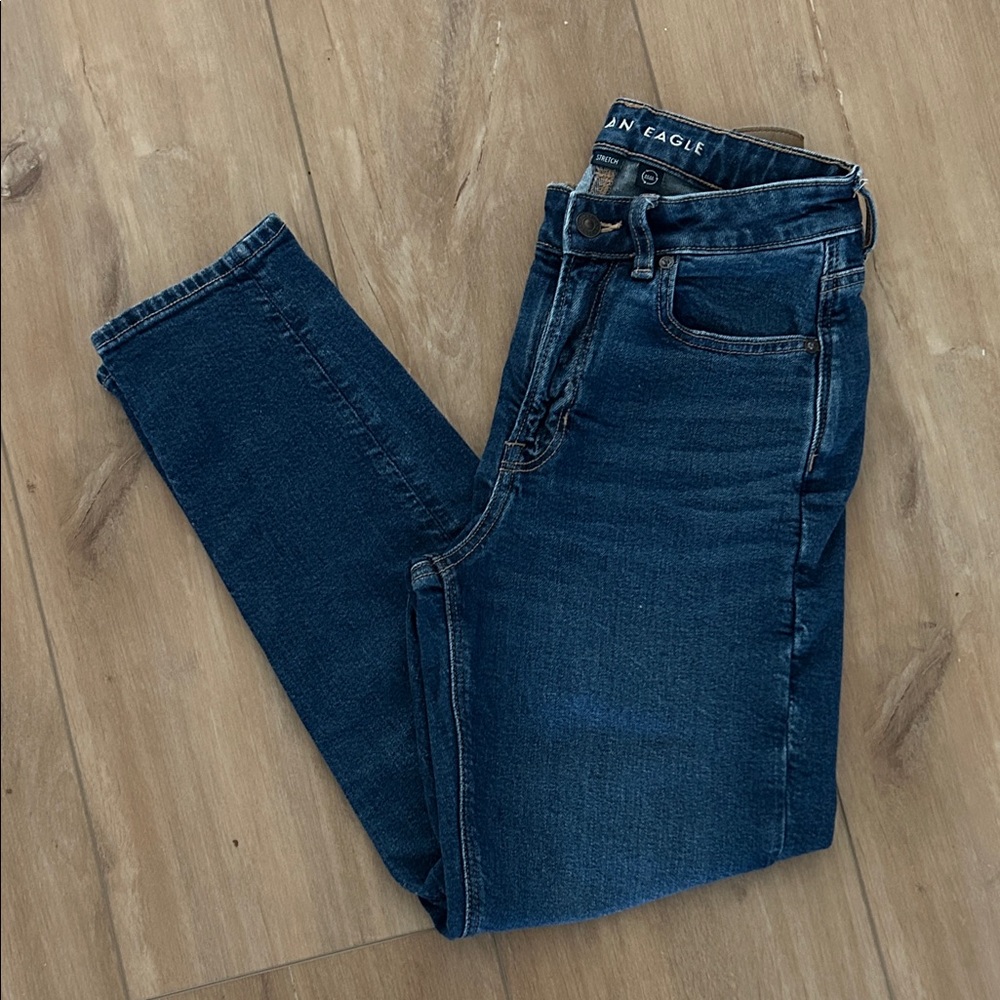 Like new - AMERICAN EAGLE Mom Jeans - Picture 6 of 13